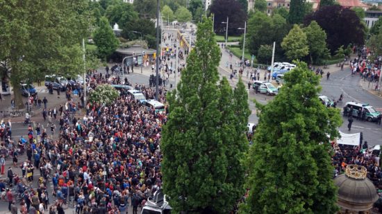 Rund 2000 Demonstranten waren dem Aufruf von "Gepida" gefolgt und protestierten am Albertplatz gegen Pegida.