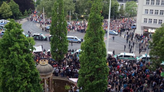 Am Albertplatz trafen die Pegida-Anhänger auf eine protestierende Menge. Die Polizei sicherte beide Demonstrationen ab.