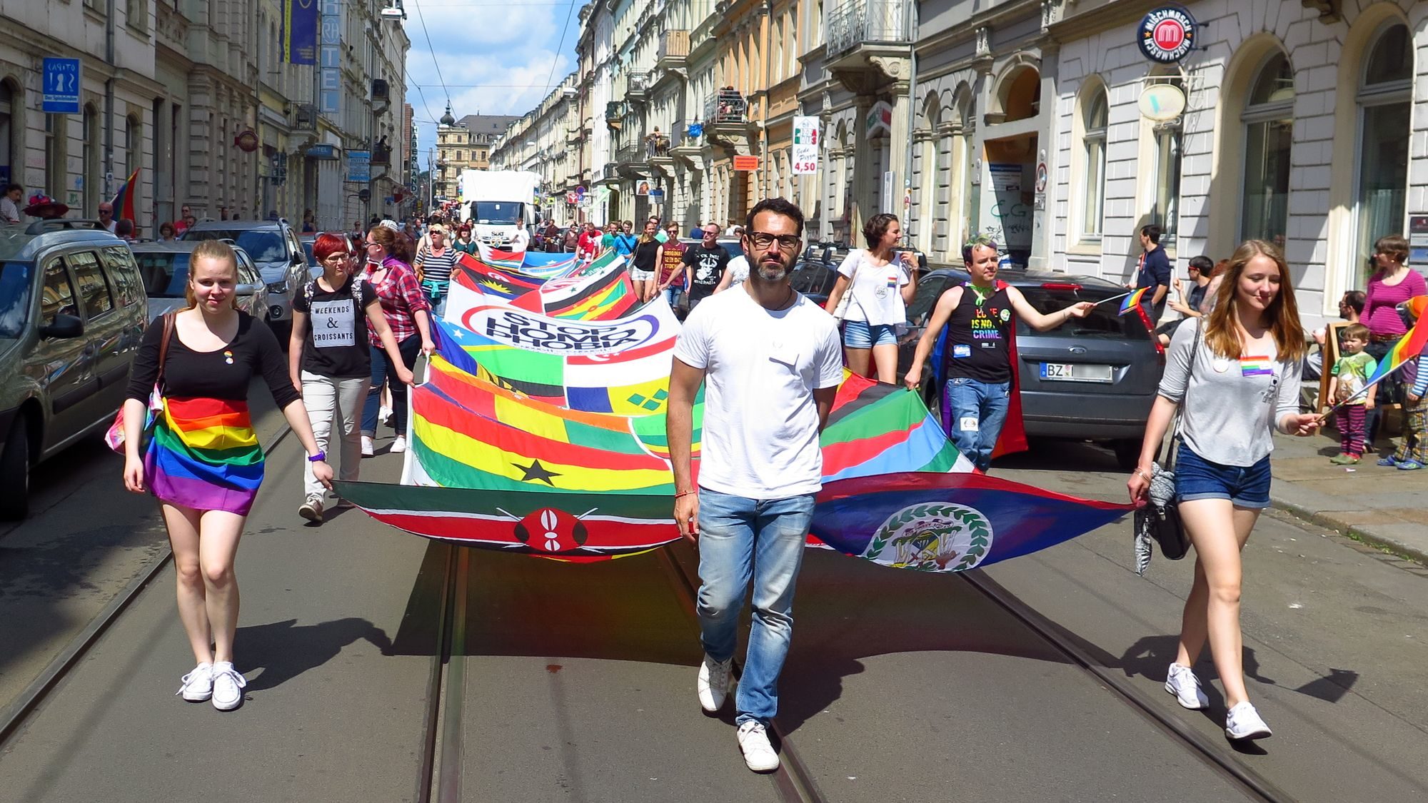 Das riesige Banner zeigt die Flaggen der Länder, in denen Homosexualität noch strafbar ist.