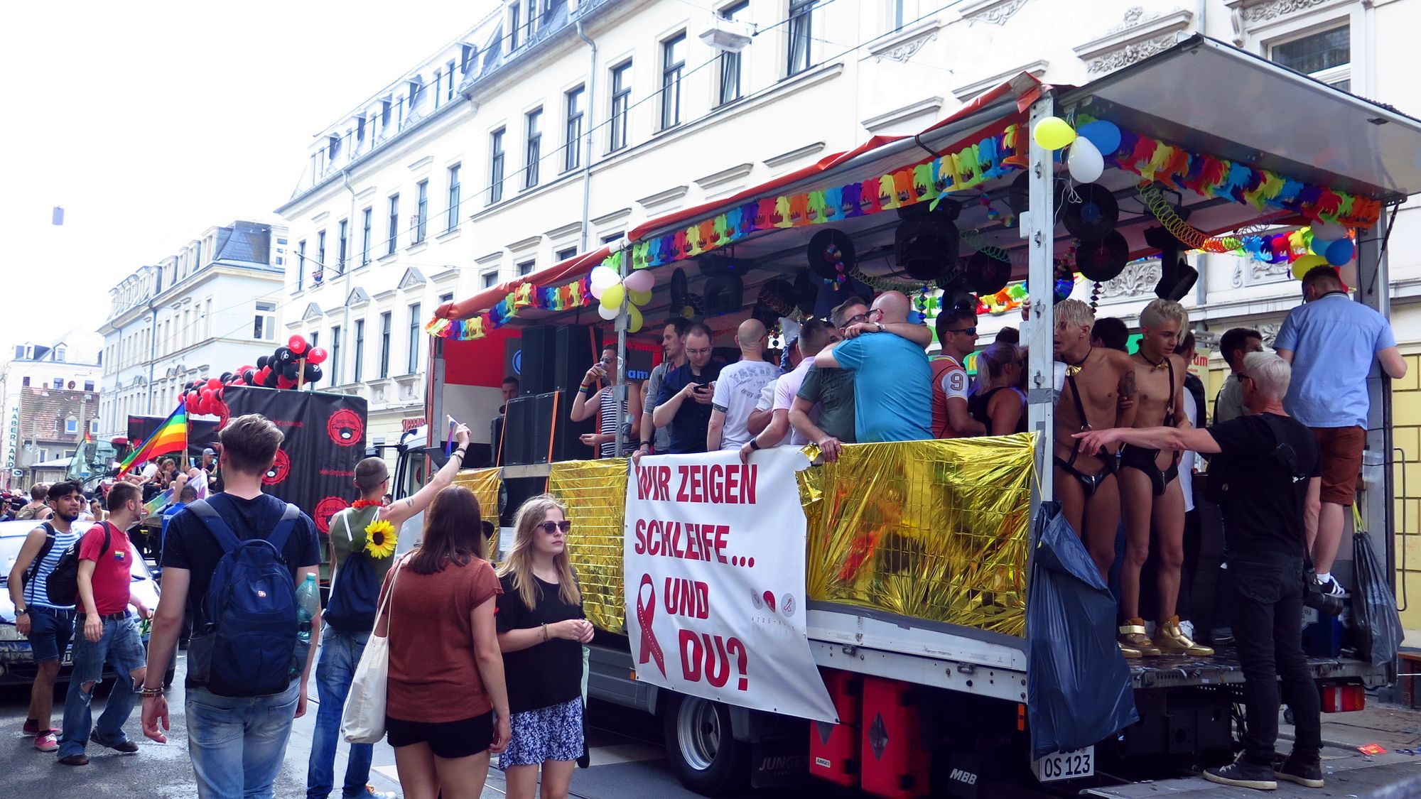 Knapp bekleidete und knutschende Herren.