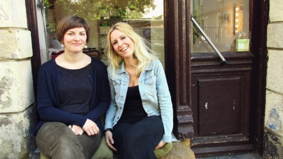 Franka Heinrich und Anna-Katharina Wirrman vor ihrem gemeinsamen Atelier