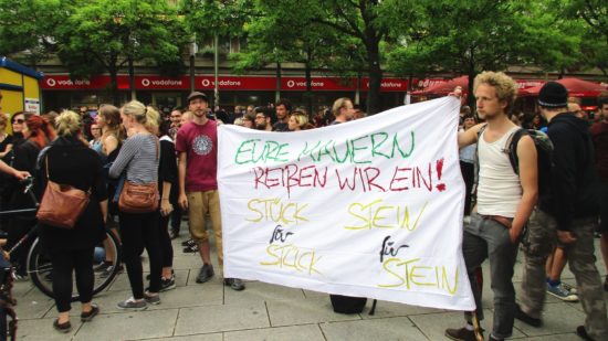 Gegendemonstranten am Alberplatz