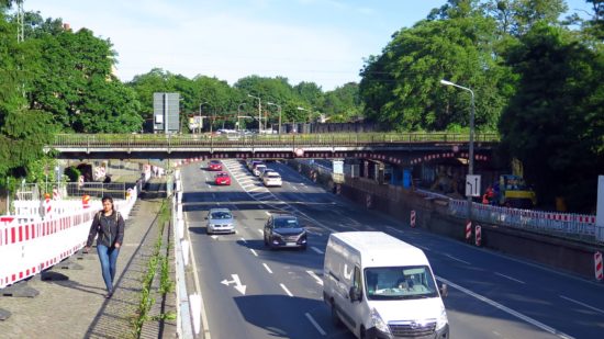 Wird ersetzt - Eisenbahnbrücke über die Stauffenbergallee