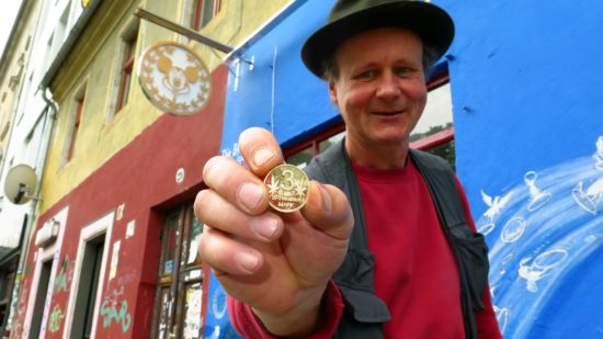 Geldschneider Thomas Jäkel zeigt seine BRN-Mark