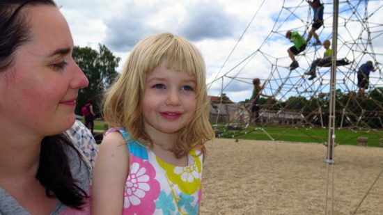 Peggy und Pauline freuen sich, das der Spielplatz nun endlich benutzt werden kann.