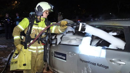 Als die Feuerwehr eintraf, standen beide Fahrzeuge in Flammen. Mit Wasser und Schaum löschten die Kameraden das Feuer.  Foto: Roland Halkasch