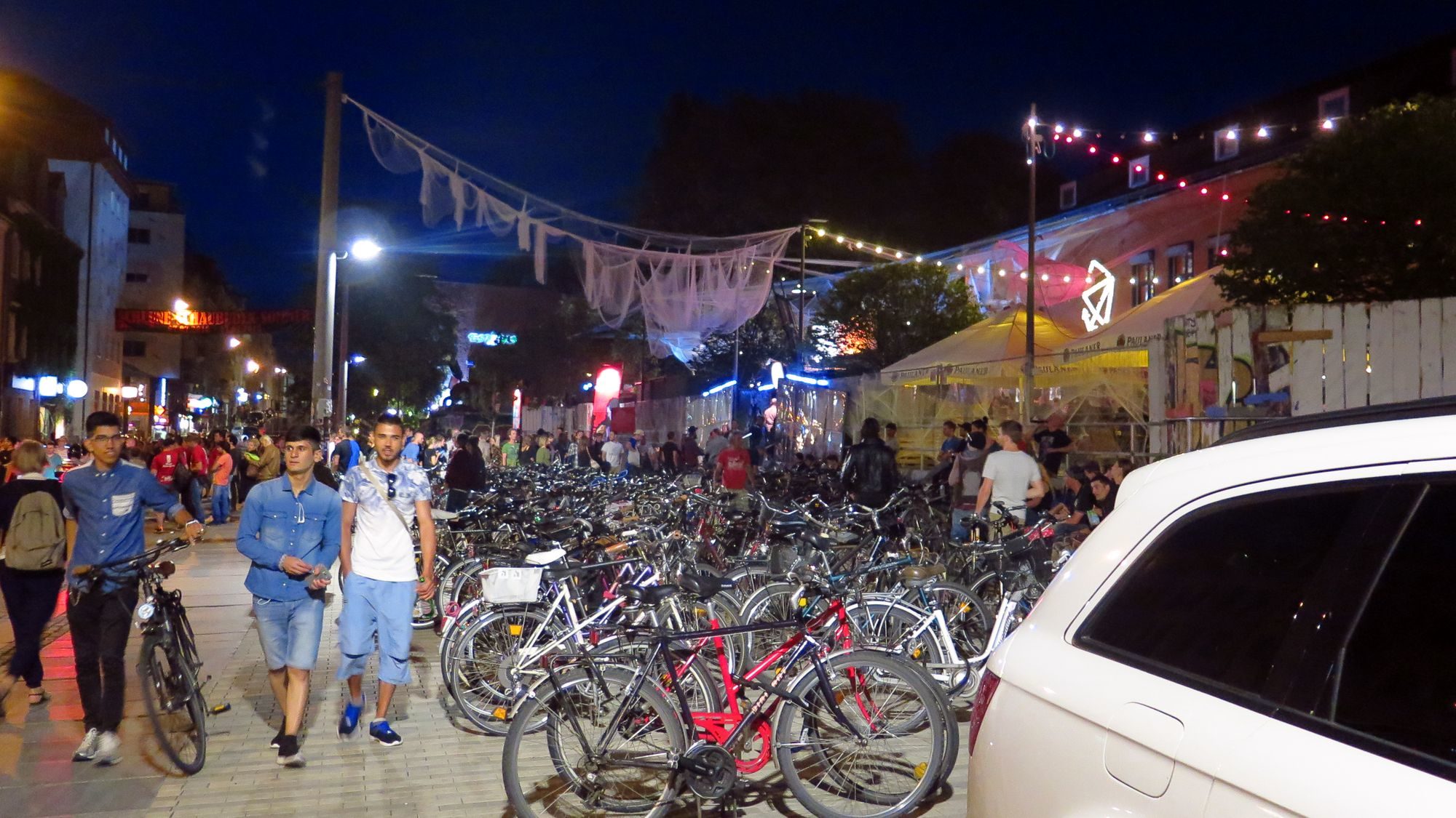 Fahrradlager vor der Scheune