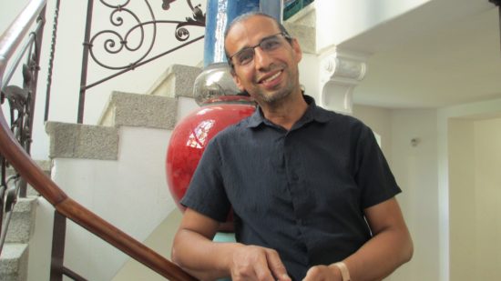 El Miloud Fathi vor der Hundertwasser-Säule im ehemaligen Restaurant 'Jahrhundert'