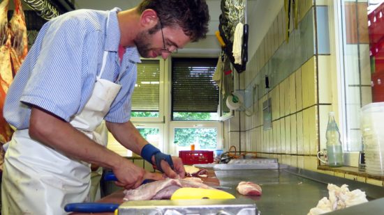 Fleischer Sepp zerlegt Lamm fachgerecht.