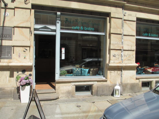 Das Café Bio Feinsinn auf der Louisenstraße wartet mit Mittagsmenü, Salaten und Kuchen auf