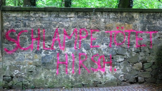 Die historische Sandsteinwand wurde beschmiert.