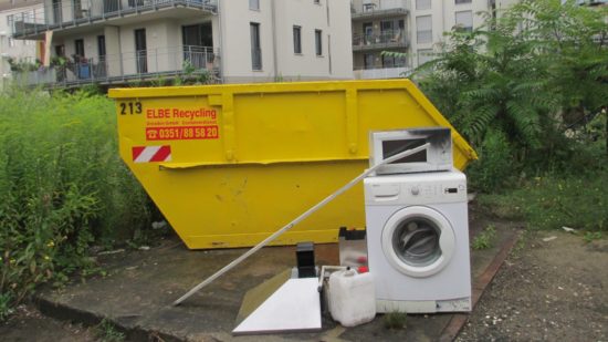 Stillleben mit Waschmaschine in einem alten Barackenhof
