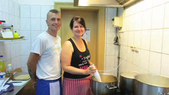 Katrin und Maik sorgen dafür, dass in der Suppenküche jeden Tag was Warmes auf den Teller kommt.