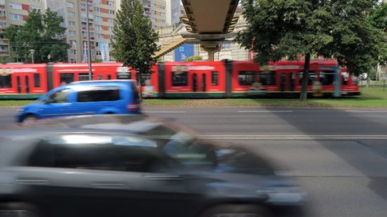 Mittels Ampel sollen Fußgänger künftig sicher über die viel befahrene Straße gelangen.