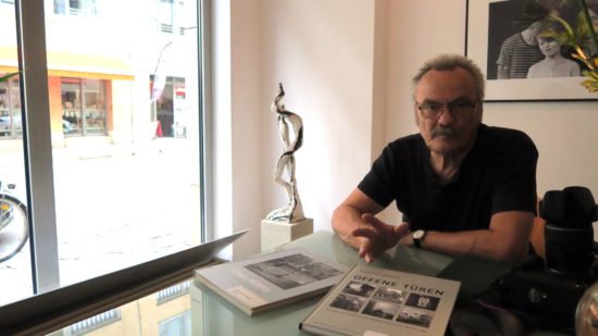 Günter Starke mit Büchern im Atelier "Starke Fotografen"