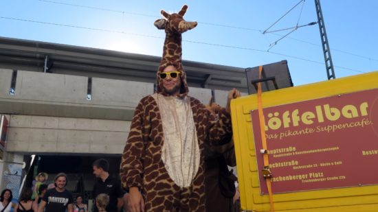 hechtfest-gestartet: Hechtfest-Umzug mit Giraffe