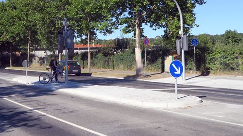 Radfahrerin überquert Hansastraße