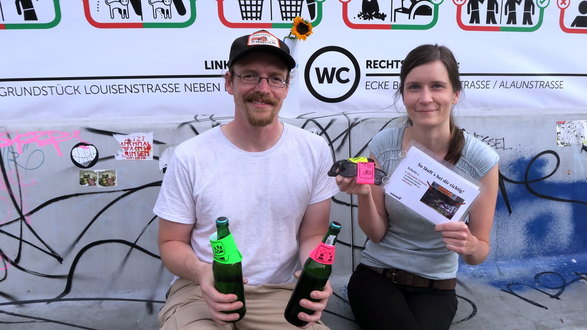 René Keil und Romy Jaehnig mit den Gadgets ihrer Aktion.