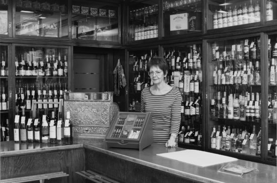 Ellen Bethe in ihrer Weinhandlung Foto: Christine Starke