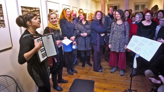 Zur Eröffnung Christine Starkes (2.v.l.) Ausstellung gab es Musik aus der Quetschkommode - Foto: Günter Starke
