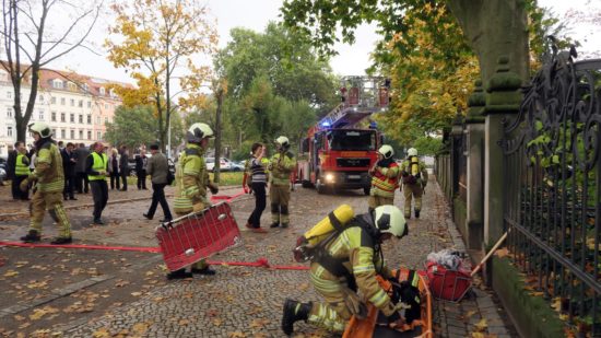  Feuerwehrleute mit Spineboard bei einer Übung im Oktober 2016 - Foto: Archiv