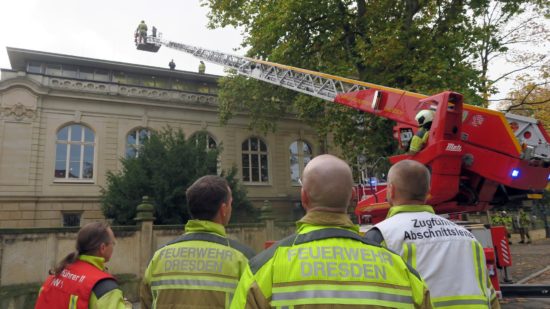 Feuerwehralarm: Mit der langen Drehleiter wurde eine Auszubildende vom Dach "gerettet".
