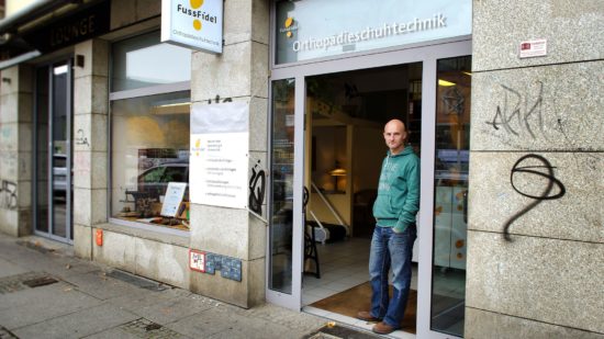 Orthopädie-Schuhmacher Renatus Meyer in seinem Laden an der Alaunstraße