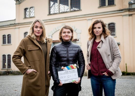 Drehstart für MDR-Tatort "Auge um Auge" (AT) mit den Schauspielerinnen Alwara Höfels (li.) und Karin Hanczewski (re.) sowie Regisseurin Franziska Meletzky (Mitte). Foto: MDR, Wiedemann & Berg, G. Muehle