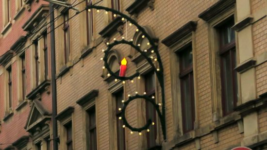 Seit Montag wird die Weihnachtsbeleuchtung in der Neustadt gehängt.