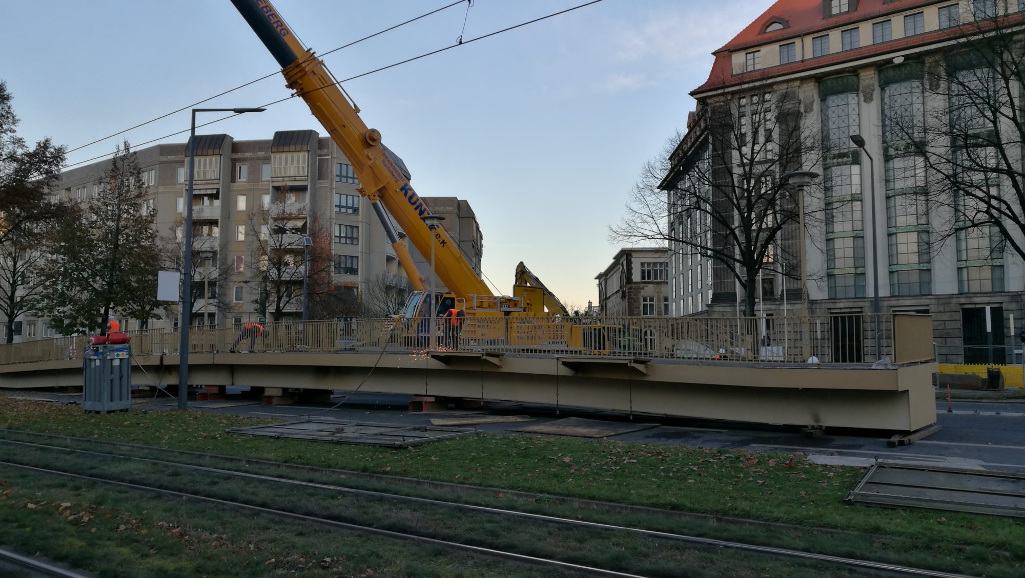 Am Nachmittag lag die Brücke auf der Straße.