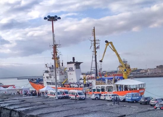 Schiffe wie die "SOS Mediteranee" bringen täglich aus Seenot Gerettete an Land in Catania.