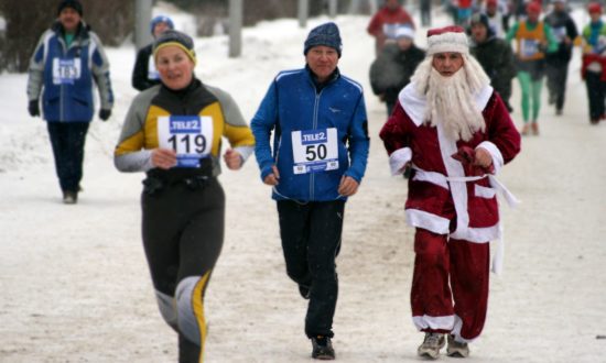 Frank Schulz (Mitte) beim kältesten Marathon der Welt in Omsk. Foto: PR