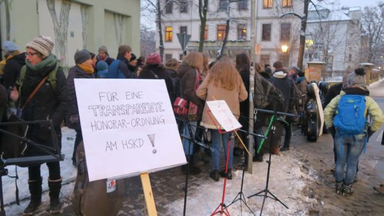 Protestkundgebung vor dem Heinrich-Schütz-Konservatorium
