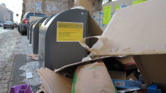 Mit kleinen gelben Zetteln weist das Amt für Abfallwirtschaft darauf hin: Hier kein Papier mehr.
