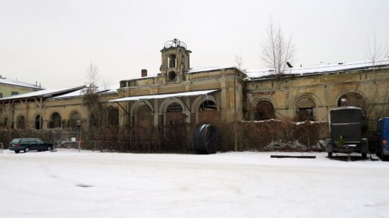 Das alte Empfangsgebäude gibt ein trostloses Bild ab.