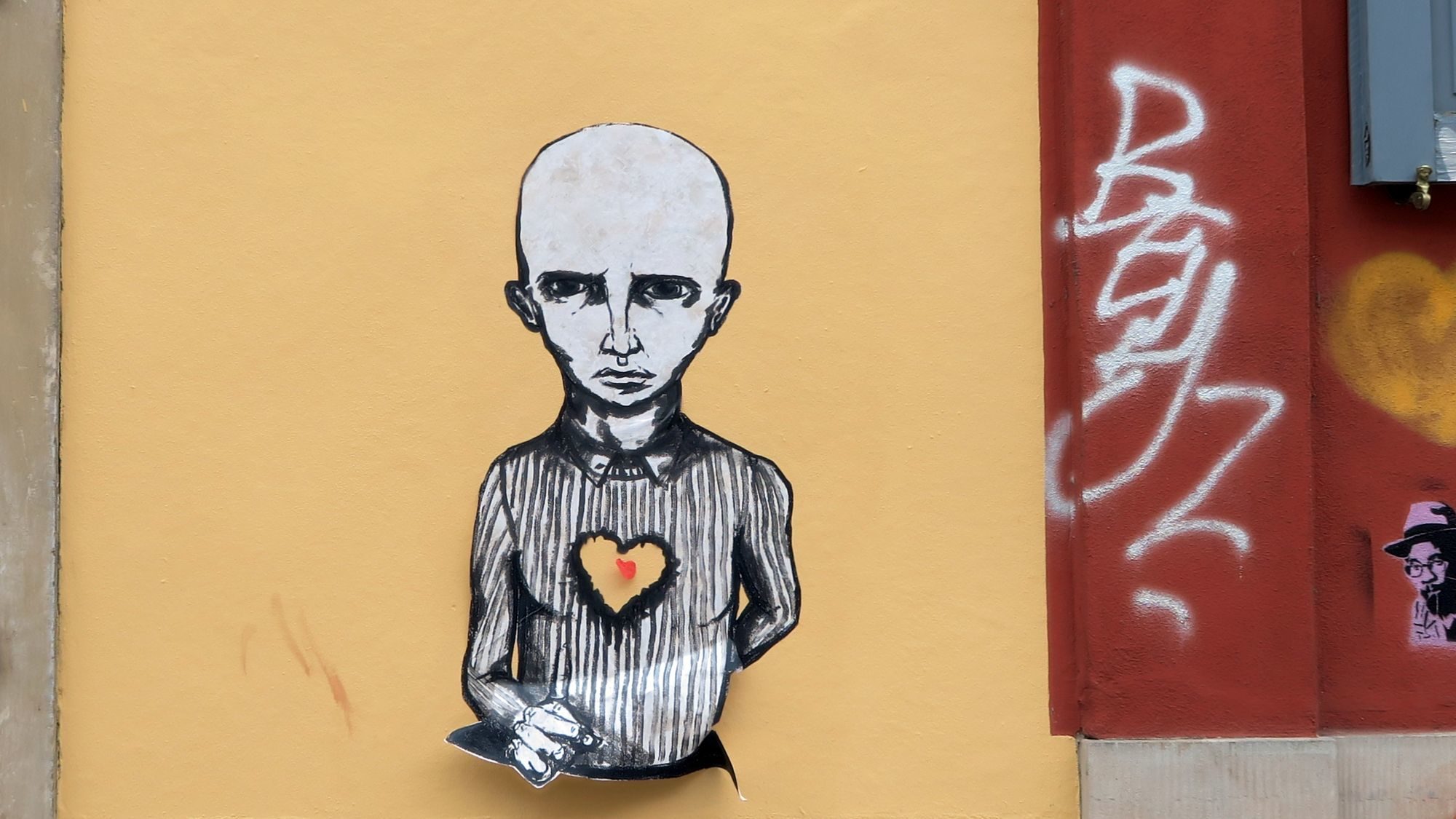 Skinhead mit Herz Cut-Out an der Schönfelder Straße