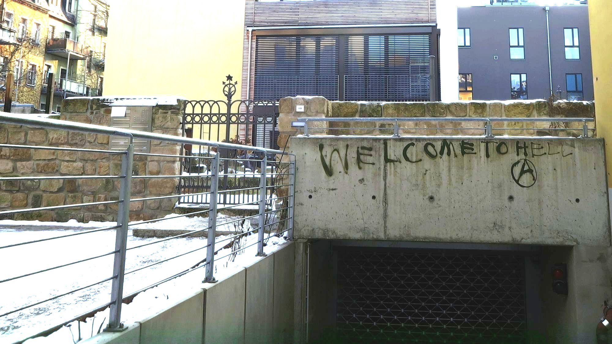 Welcome to Hell - so begrüßt die Einfahrt der Tiefgarage zu den Wohnungen auf dem ehemaligen Sauerkrautfabrikgelände.