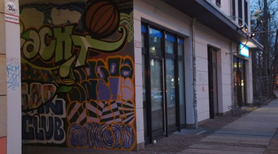 Die Hofeinfahrt neben der Bibliothek Neustadt ziert seit heute ein großes Graffiti