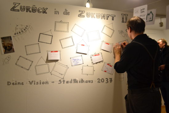 Schreiben Sie über die Wand die Ideen für die Stadtteilhaus Zukunft. 