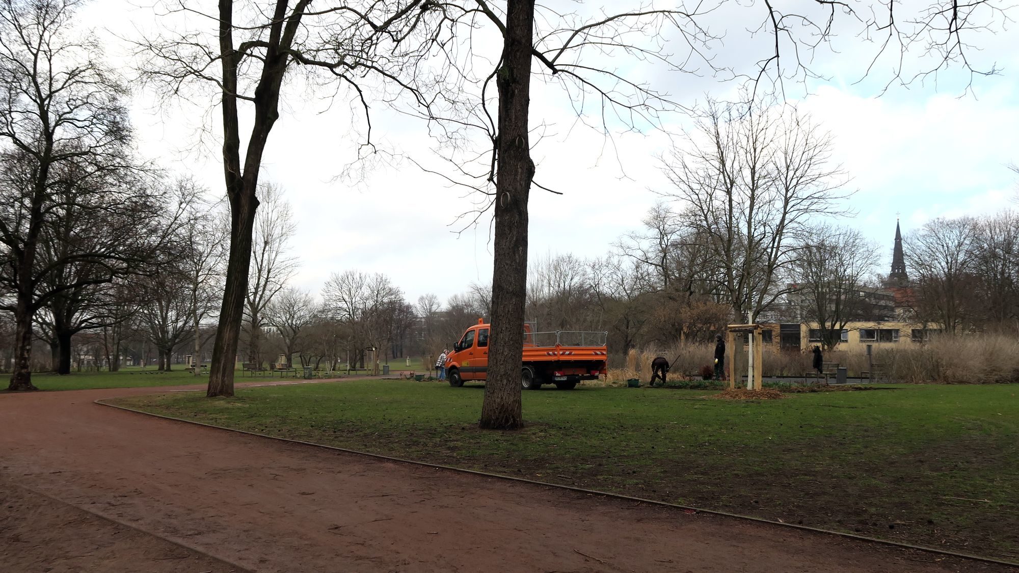 An der Ostseite am Bouleplatz wurden gestern die Büsche und Hecken gepflegt.