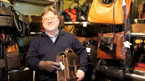 Matthias Heidrich stolz mit Handschuh und Handtasche