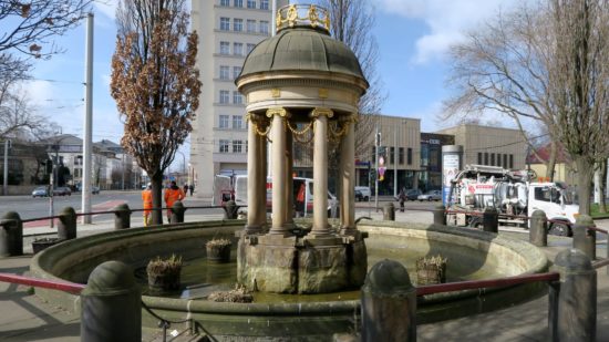 Artesischer Brunnen wird entschlammt.