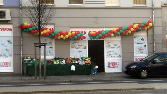 Anlässlich der Eröffnung wurde der Supermarkt mit Luftballons geschmückt.
