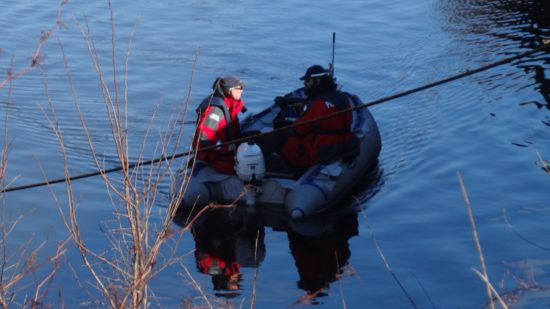 Die Polizei hatte mit Tauchern, Schlauchbooten, Sonar und Hunden vergeblich das Hafenbecken abgesucht. Foto: W. Schenk