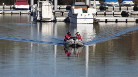 Die Polizei hatte mit Tauchern, Schlauchbooten, Sonar und Hunden vergeblich das Hafenbecken abgesucht. Foto: W. Schenk