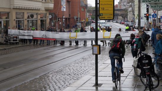 Zu viele Radfahrer weichen auf den Fußweg aus, deswegen fordert der ADFC bessere Radwege.