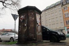 Sieht aus, wie ein alter Stromverteiler, wird als Litfaßsäule genutzt.