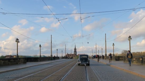 Eines der letzten Autos auf der Augustusbrücke.