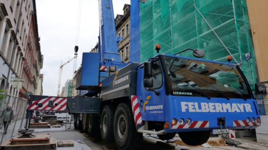 Mit dem 250-Tonnen-Autokran wurden die Teile des Turmdrehkrans in den Innenhof befördert.