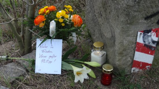 Blumen und Kerzen zum Gedenken an den ertrunkenen Schüler